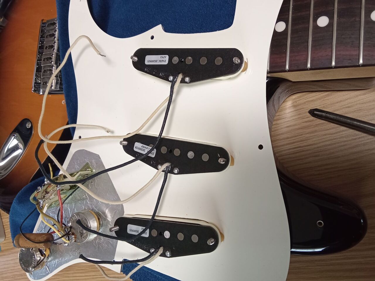 ノーブランド  ストラトキャスター ギブソンピックアップ ノーブランド ストラトキャスター ギブソンピックアップ ノーブランド