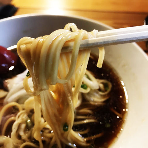 キリッっとした醤油のはりけんラーメン鴨中華そば