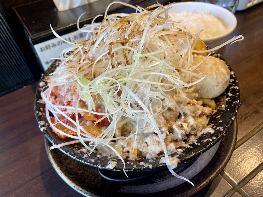 平太周・早稲田店限定、爆盛キムチZ : カズミナ麺らいふ