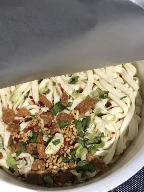 日清のどん兵衛 豚骨うどん 焦がしにんにく油仕立て