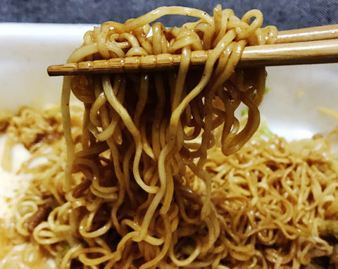 ペヤング 超大盛やきそばハーフ&ハーフWもっともっと激辛x辛さゼロ