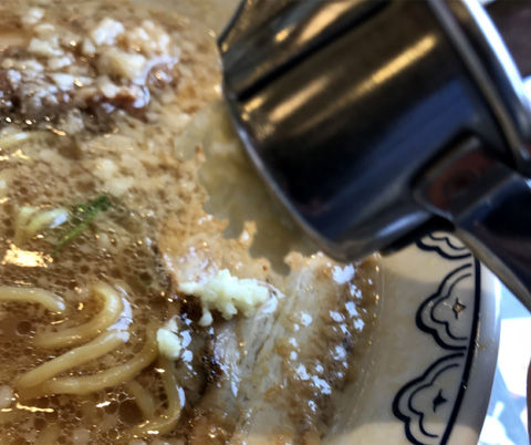 背脂たっぷり、東京豚骨拉麺ばんから(白井店)