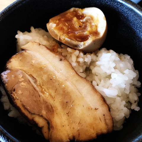 椎茸風味の和風だし(スープ割り)が逸品、麺やまださんのつけ麺