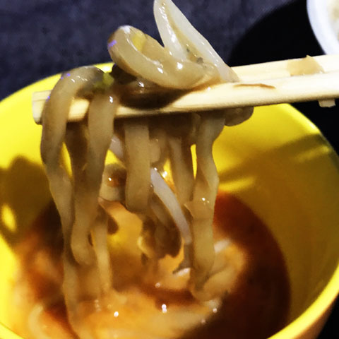 セブンイレブン豚ラーメン アレンジ 生卵で すき焼き風に食す 毎日麺生活 セブンイレブン豚ラーメン アレンジ 生卵で すき焼き風に食す 毎日麺生活
