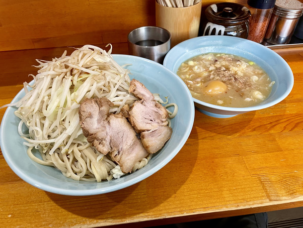 半ライス大盛りさん専用 三田製麺所】濃厚豚骨魚介スープに”背脂”と”ニンニク”のパンチが効いた