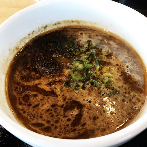 椎茸風味の和風だし(スープ割り)が逸品、麺やまださんのつけ麺