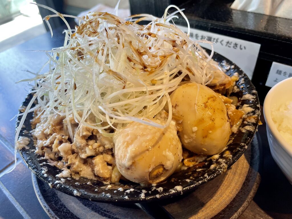 平太周・早稲田店限定、爆盛キムチZ : カズミナ麺らいふ