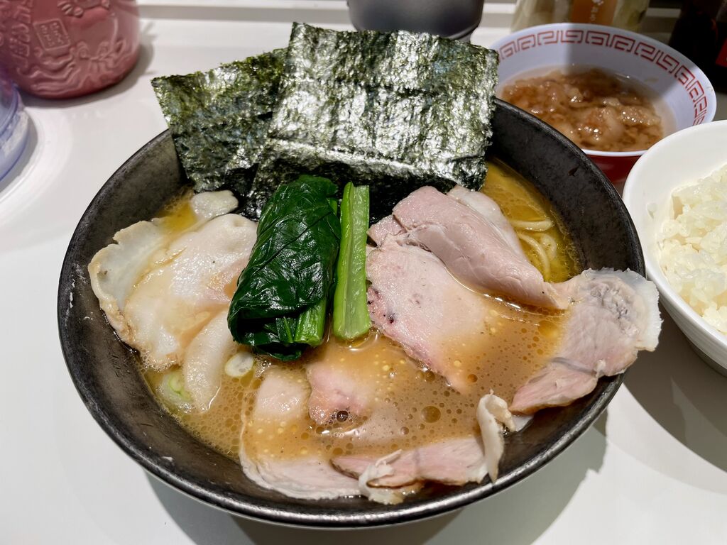 革新家Tokyo、背脂チャーシューメン : カズミナ麺らいふ