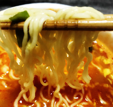 唐辛子とにんにくのきいた激辛スープ 明星 チャルメラどんぶり宮崎辛麺 毎日麺生活