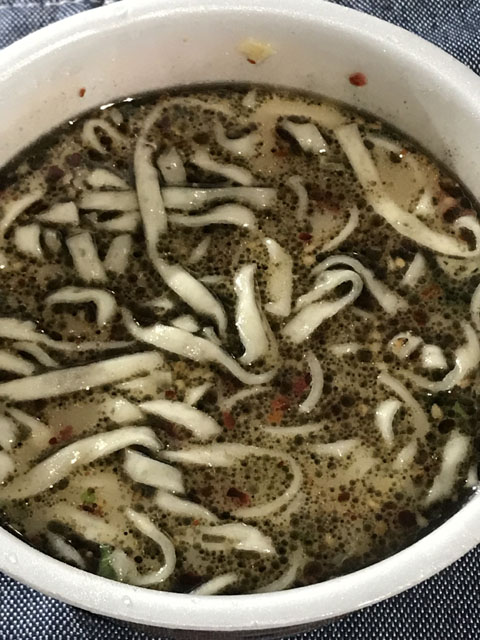 日清のどん兵衛 豚骨うどん 焦がしにんにく油仕立て