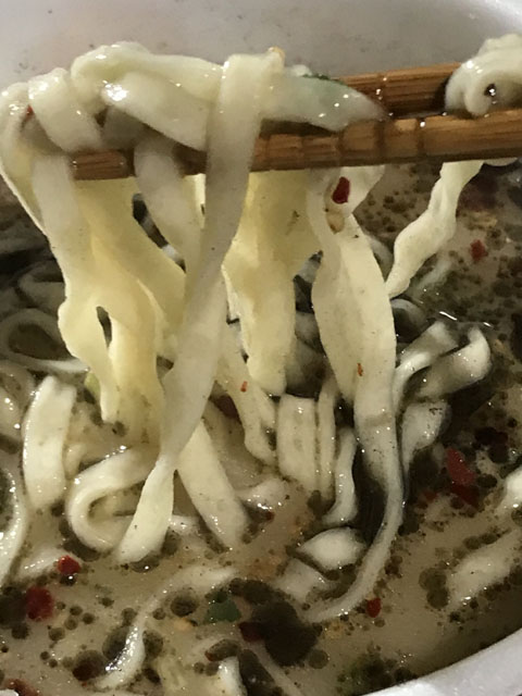 日清のどん兵衛 豚骨うどん 焦がしにんにく油仕立て