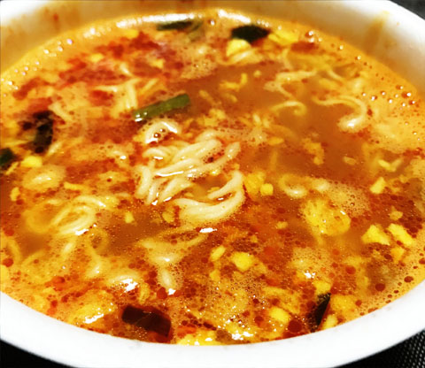 唐辛子とにんにくのきいた激辛スープ 明星 チャルメラどんぶり宮崎辛麺 毎日麺生活
