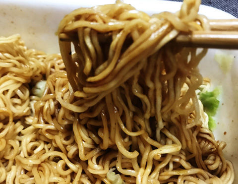 ペヤング 超大盛やきそばハーフ&ハーフWもっともっと激辛x辛さゼロ