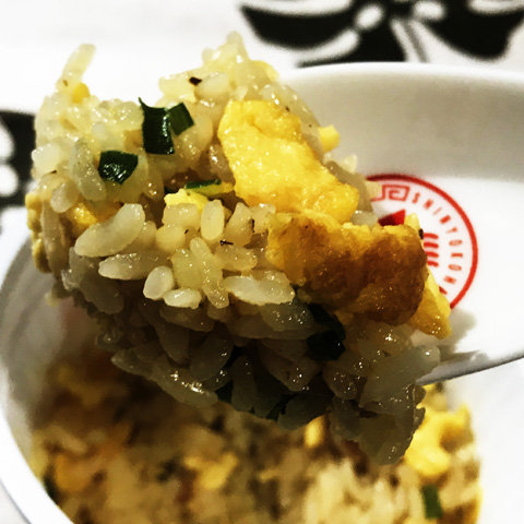 セブンイレブンのカップチャーハンとエスビーのにんにく油 かずみなろぐ