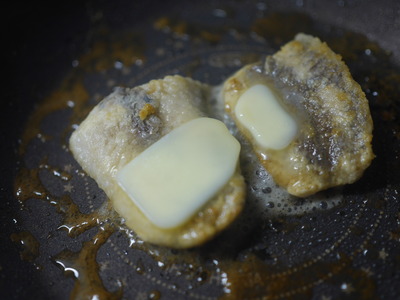 解凍したトビウオでムニエル ログハウスに住み 料理 野菜 家具作り