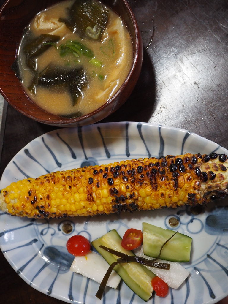きのうは三食とも贅沢な食事に ログハウスに住み 料理 野菜 家具作り