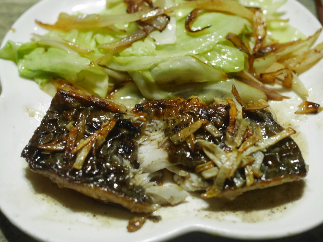 サゴシのニンニク バター焼き ログハウスに住み 料理 野菜 家具作り