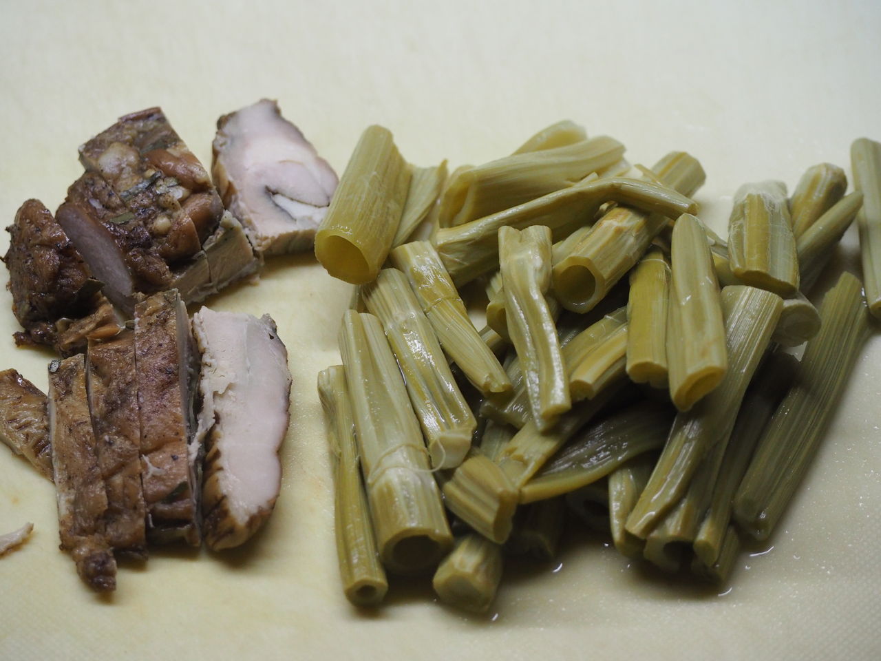 イタドリとベーコンの炒め煮 ログハウスに住み 料理 野菜 家具作り イタドリとベーコンの炒め煮 ログハウスに住み 料理 野菜 家具作り