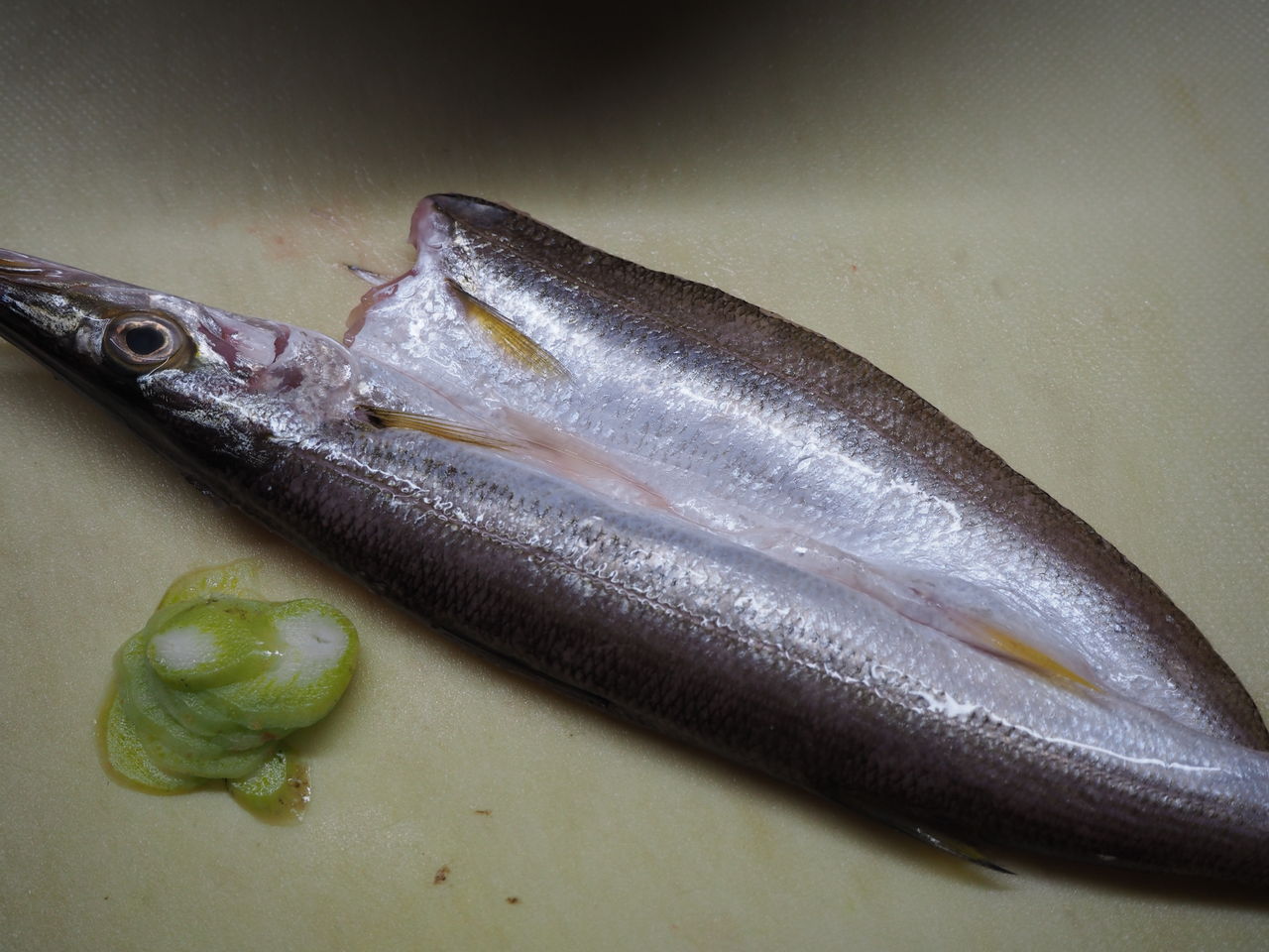 カマスのムニエル にんにく バター ログハウスに住み 料理 野菜 家具作り カマスのムニエル にんにく バター ログハウスに住み 料理 野菜 家具作り