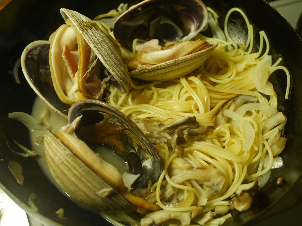 大あさりで ボンゴレパスタ ログハウスに住み 料理 野菜 家具作り