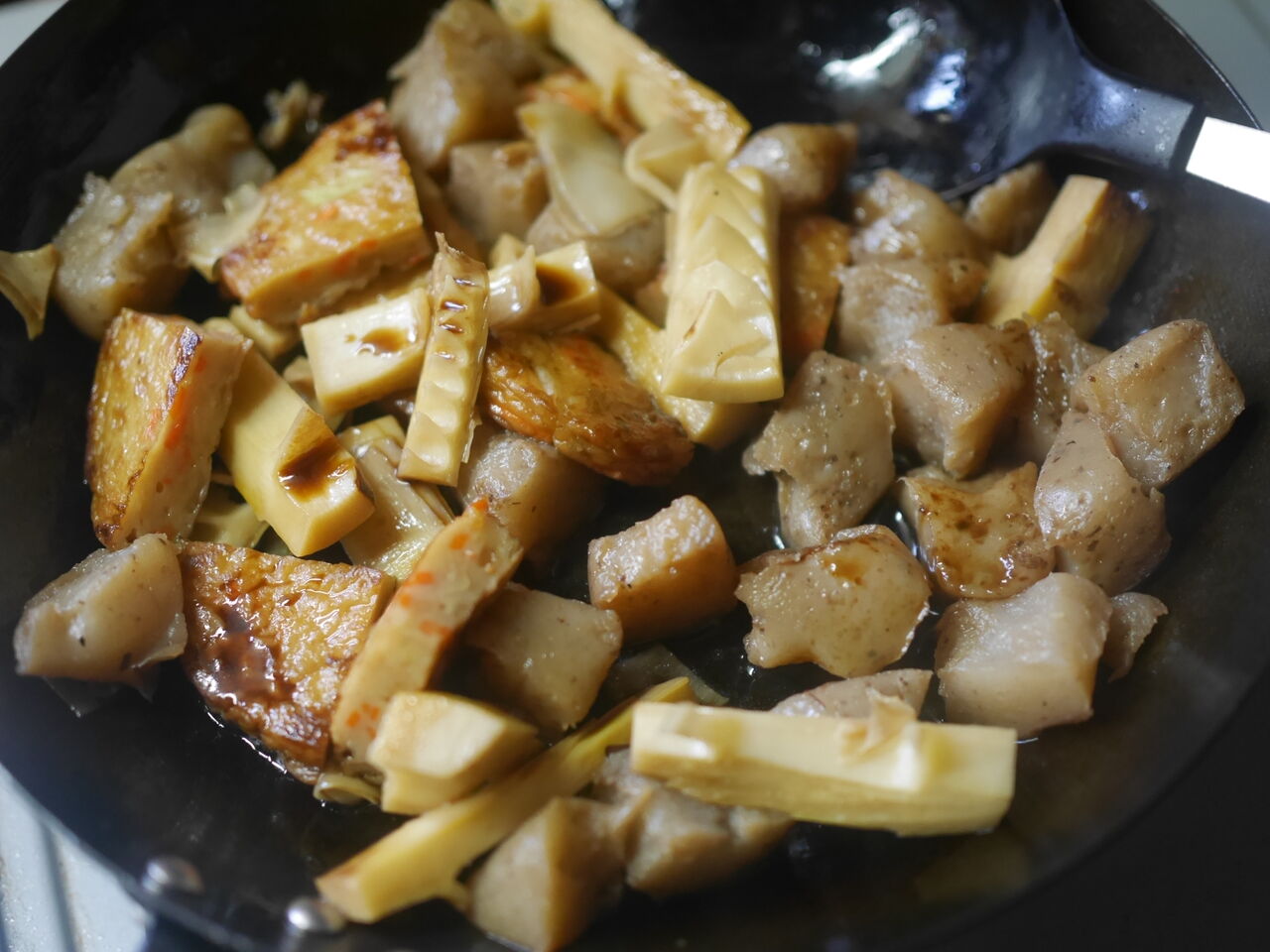 さつま揚げ タケノコ こんにゃくの炒め煮 ログハウスに住み 料理 野菜 家具作り