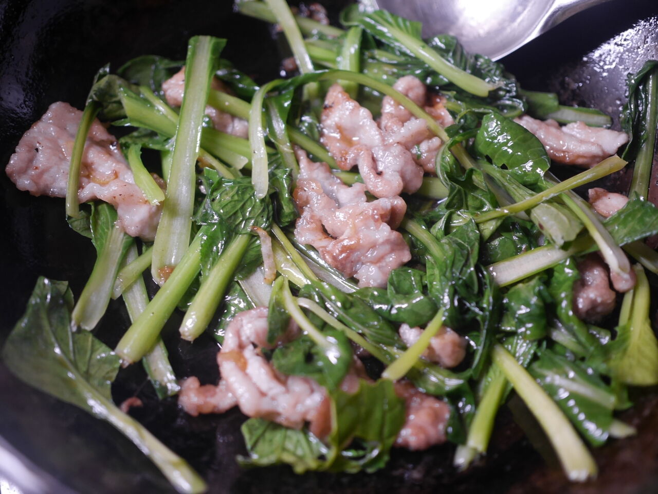 小松菜の間引き菜と豚小間の炒め煮 ログハウスに住み 料理 野菜 家具作り 小松菜の間引き菜と豚小間の炒め煮 ログハウスに住み 料理 野菜 家具作り