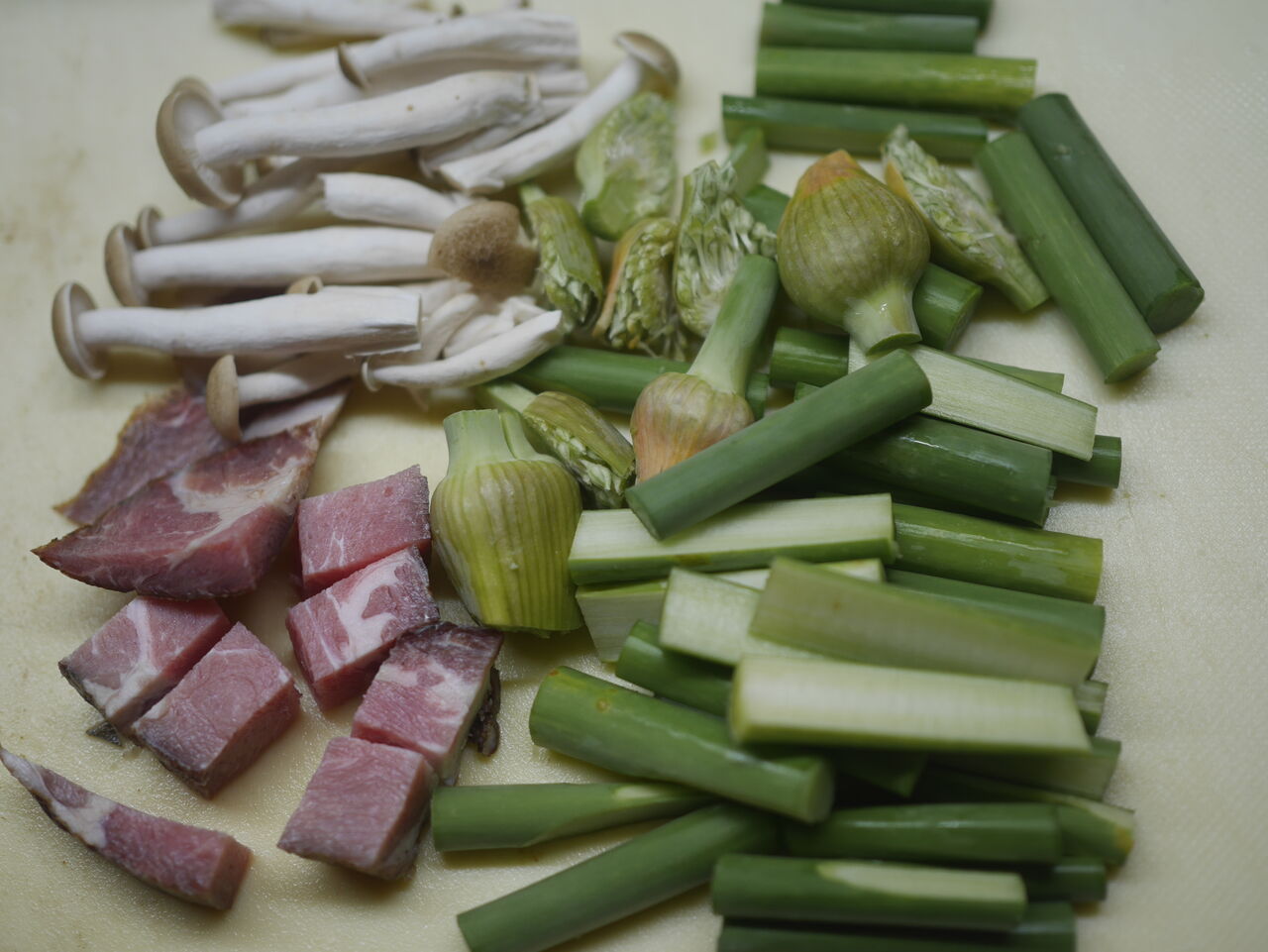 にんにくの茎と焼豚の炒め物 ログハウスに住み 料理 野菜 家具作り にんにくの茎と焼豚の炒め物 ログハウスに住み 料理 野菜 家具作り