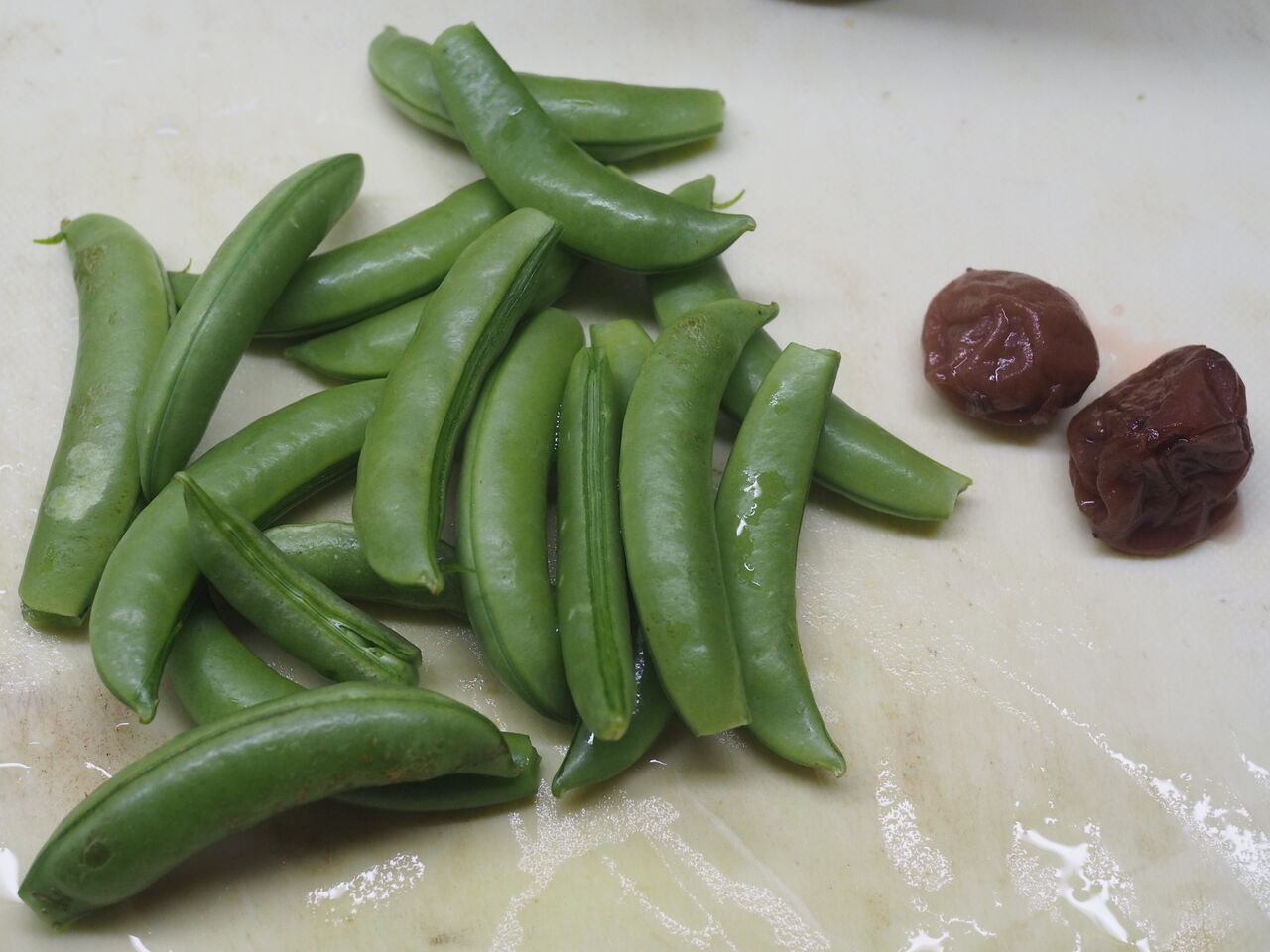 スナップえんどうの梅肉 鰹節和え ログハウスに住み 料理 野菜 家具作り