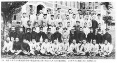 『明治３３年７月の第五高等学校卒業記念写真』