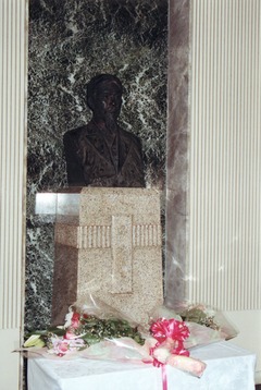 07-小野梓胸像献花（小野講堂）