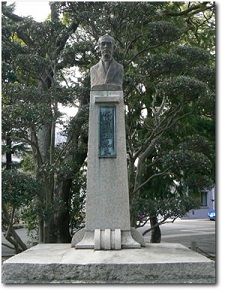 〔水島銕也先生胸像・神戸大学六甲台キャンパス内〕