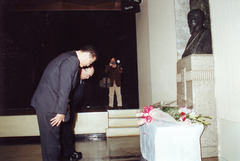 06-小野梓胸像献花（小野講堂）