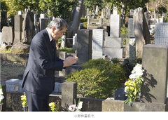 2-小野梓墓前で