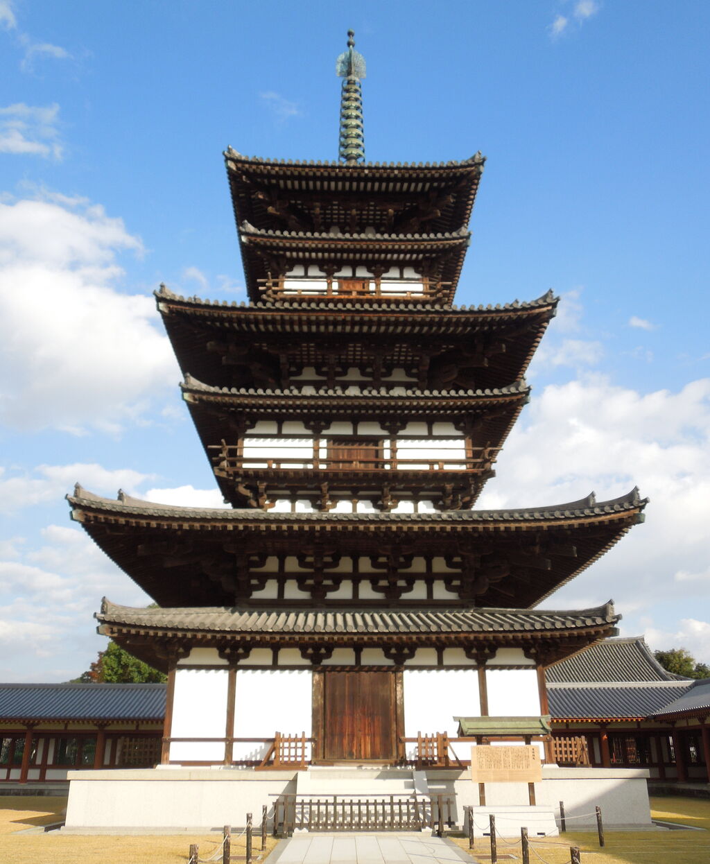 創建当時から1300年の時を経て現存している国宝「薬師寺・東塔」の旅