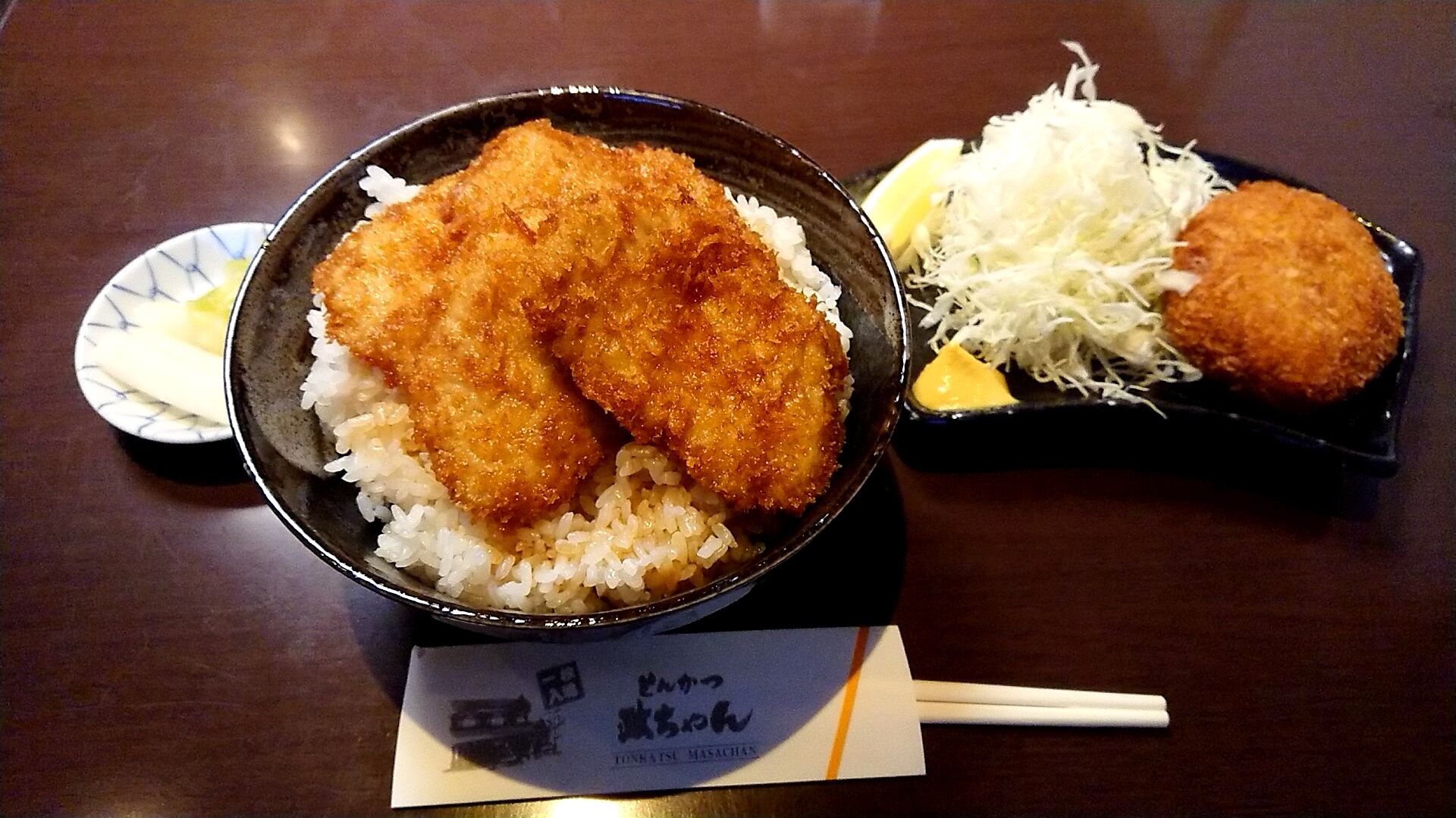 とんかつ政ちゃんで特製かつ丼と特製メンチカツ : 新潟がっとうん
