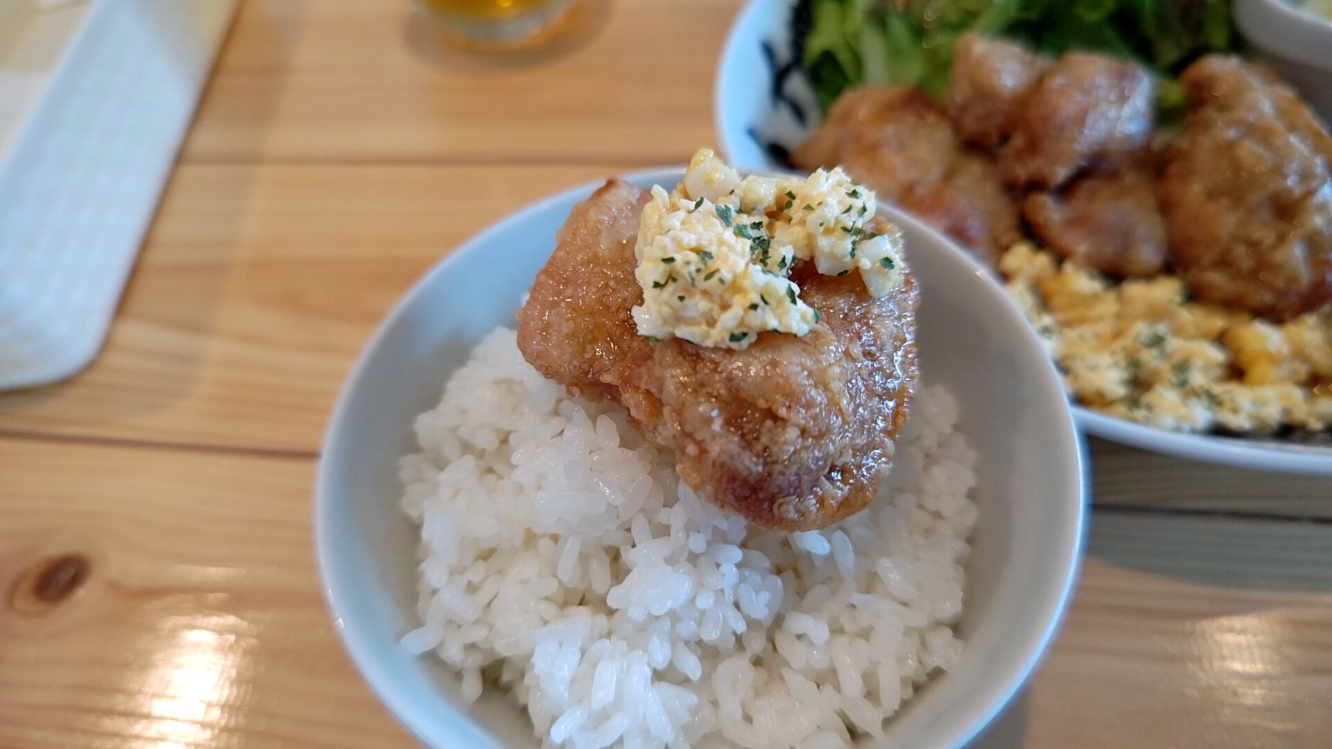 ガラス張りのスッキリとした店内でさっぱりめのチキン南蛮定食！食堂