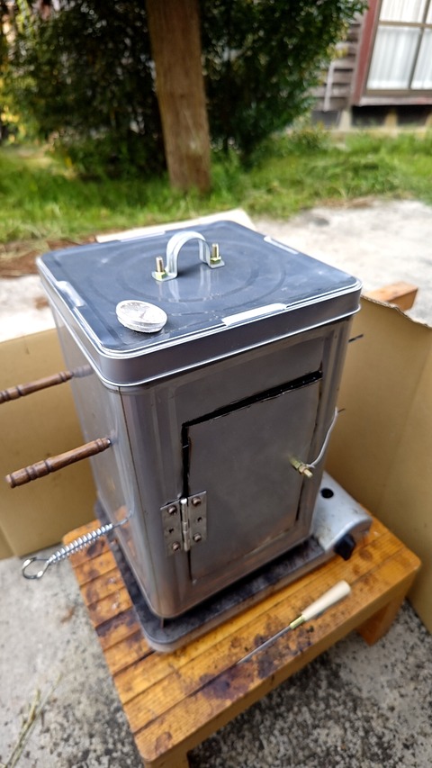 日曜日の夕方に自作の一斗缶スモーカーで燻製しながらロックを