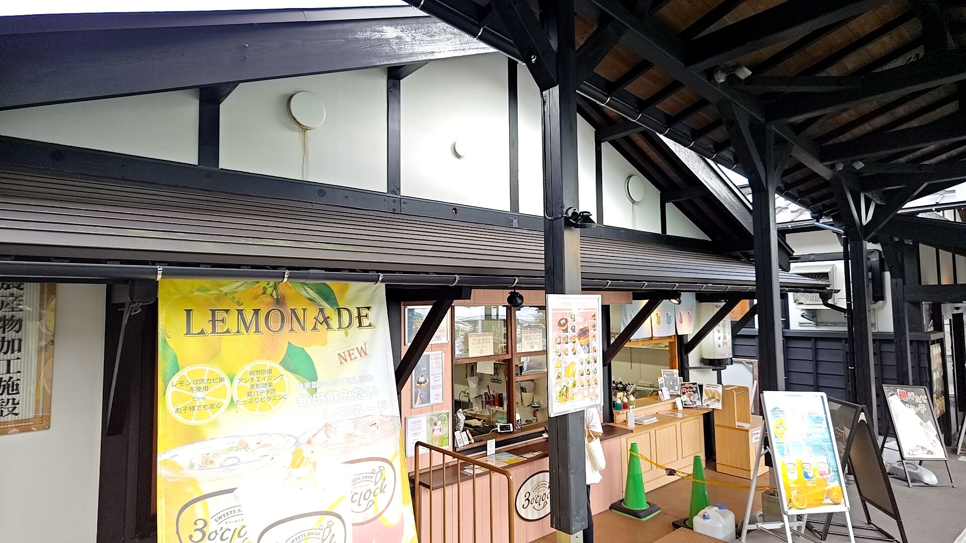 ココアパウダーで描いた大鳥居が実に弥彦らしい！SWEETS SHOP 3o'clock