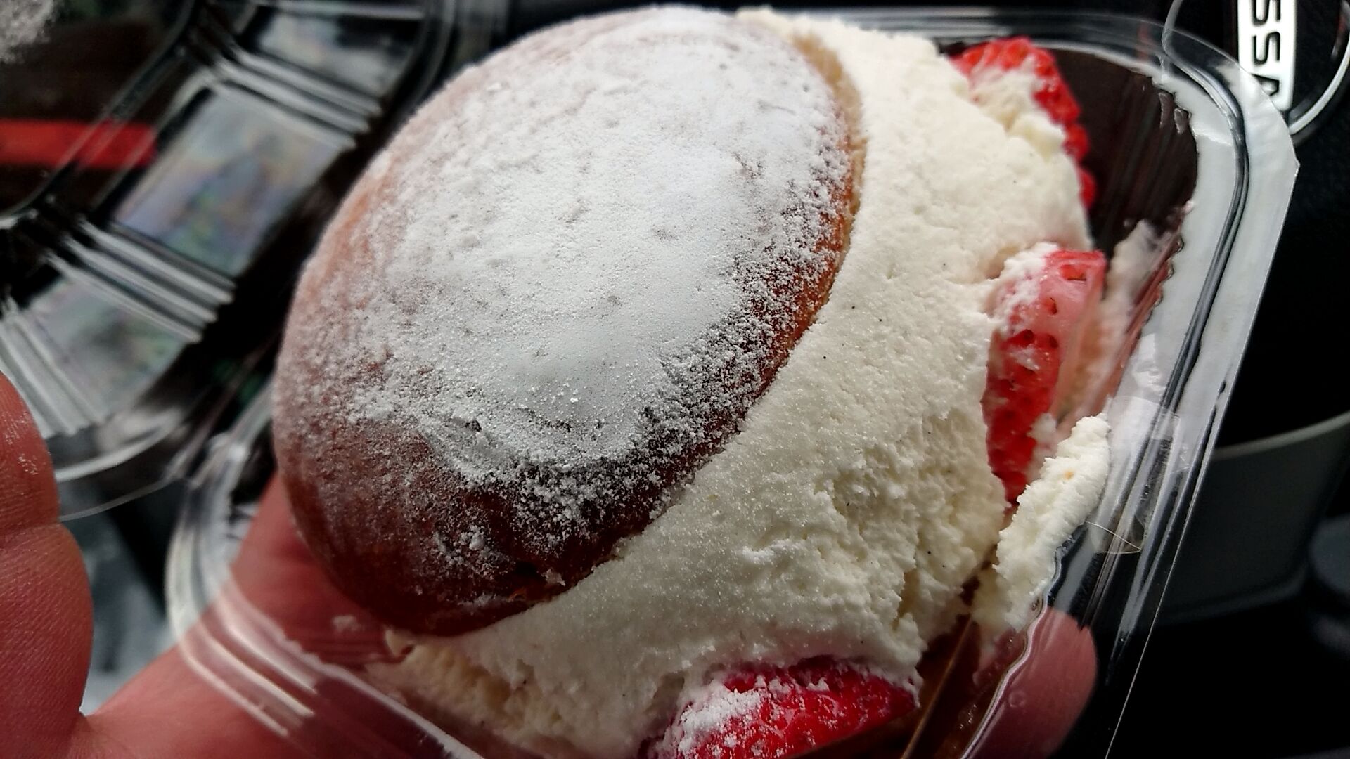 ラ ブランジェ リシェで巷で話題のマリトッツォとクロワッサンショコラとパン オ ショコラピスターシュとオランジェと焼きカレーパン リシェ三回目の記事 新潟がっとうんめもん探訪