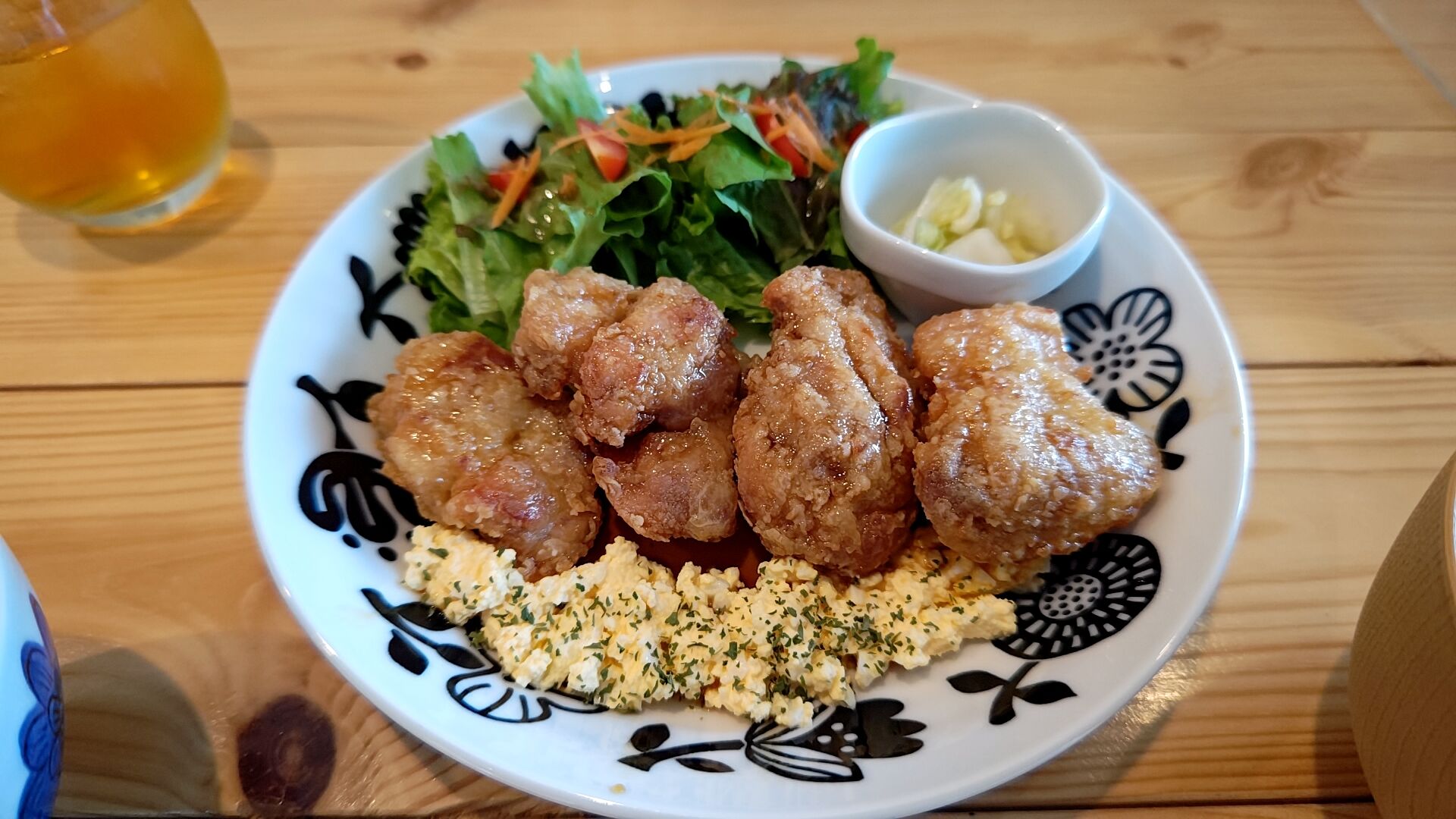 ガラス張りのスッキリとした店内でさっぱりめのチキン南蛮定食！食堂