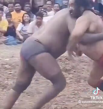 【悲報】えちえちなマンさん、乳丸出しで相撲ｗｗｗｗｗｗのサムネイル