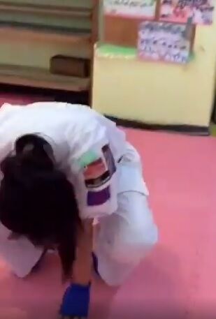 【悲報】JKボクサーさん、子宮パンチ1発でうずくまってしまう…のサムネイル