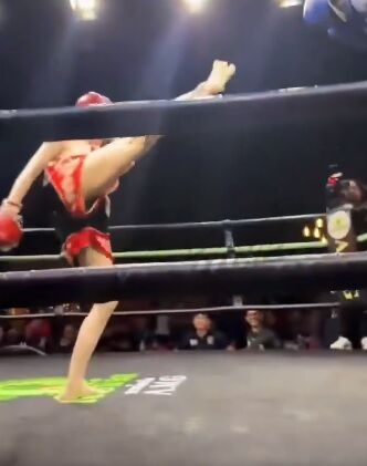 【悲報】 美人格闘家さん、お〇ぱいポロリ