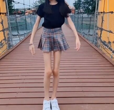 【動画】JCさん、スリムな生脚を晒して踊ってしまうｗｗｗｗｗｗのサムネイル