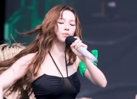 【動画】Kpopのaespaカリナさん、お乳を放り出してしまうｗｗｗｗｗｗｗｗのサムネイル