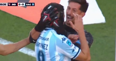 【悲報】PKで失敗したサッカー選手、相手チームの選手から「ドンマイw」と笑われながら次々ハグされる。紳士のスポーツとはのサムネイル