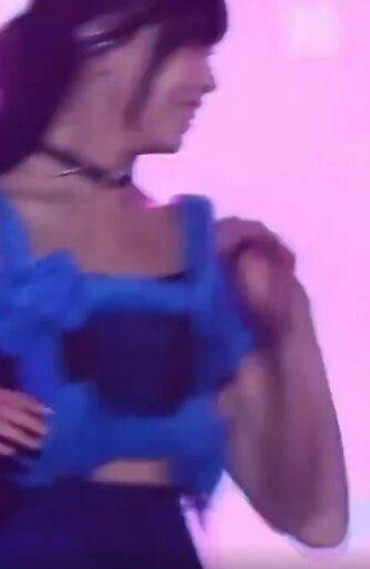 【動画】 アイドルさん、衣装がずり落ちて乳丸出しになってしまうwwwwwwww