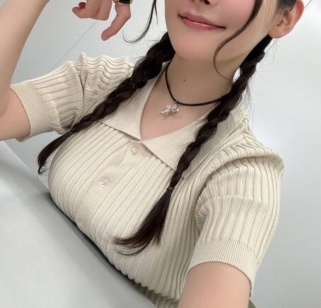 【悲報】上坂すみれさん、お〇ぱいをテーブルに乗ってしまうｗｗｗｗｗｗのサムネイル