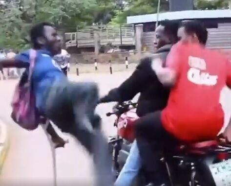 【動画】黒人さん、杖ついてるやつに喧嘩で負けるwのサムネイル