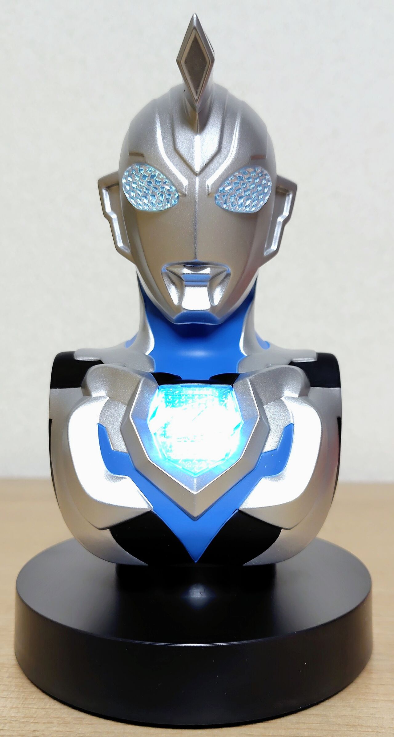 目とカラータイマーが発光】ウルトラマンZ 胸像ライト : Chaos☆Hobby